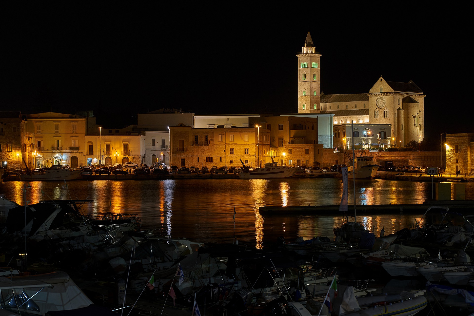 Veduta notturna di Trani, una delle città in cui operiamo come investigatori privati